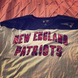 Shimmery New England Patriots tip, size small.